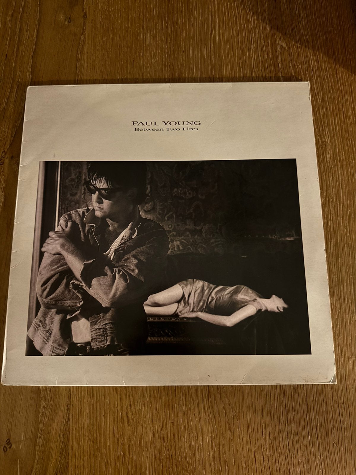 Paul Young - Between Two Fires vinyl lp, Cd's en Dvd's, Vinyl | Pop, Ophalen of Verzenden, 12 inch, Pop, LP