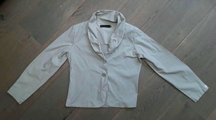 Te koop: Mooie blouse/jas van het merk FIRST CHOISE MT: 38, Kleding | Dames, Maat 38/40 (M), First Choice, Beige, Ophalen of Verzenden