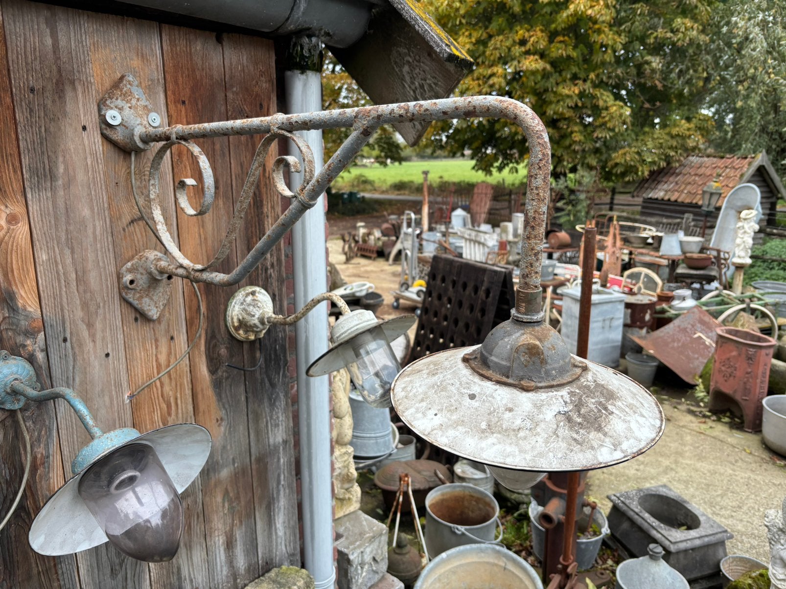 Oude smeedijzeren buitenlamp met gietijzeren muurplaten, Ophalen