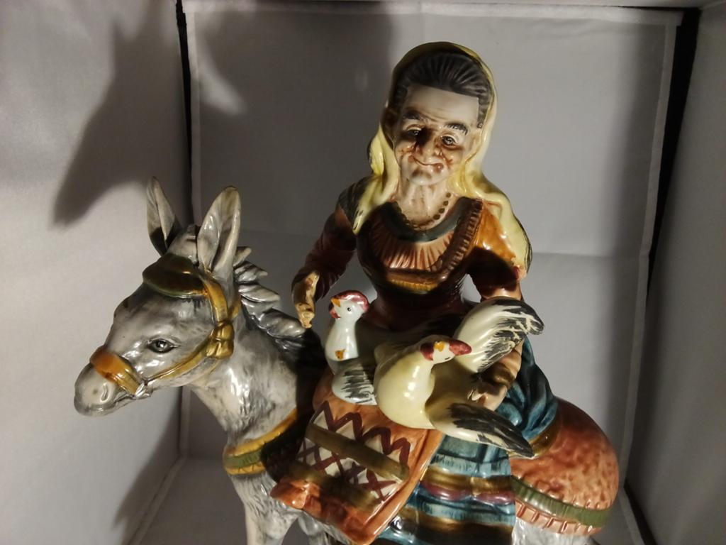 Capodimonte beeldje: Vrouw op ezel met kippen, Antiek en Kunst, Handgemaakt, Ophalen of Verzenden, 20 - 50 cm, Steen of Keramiek