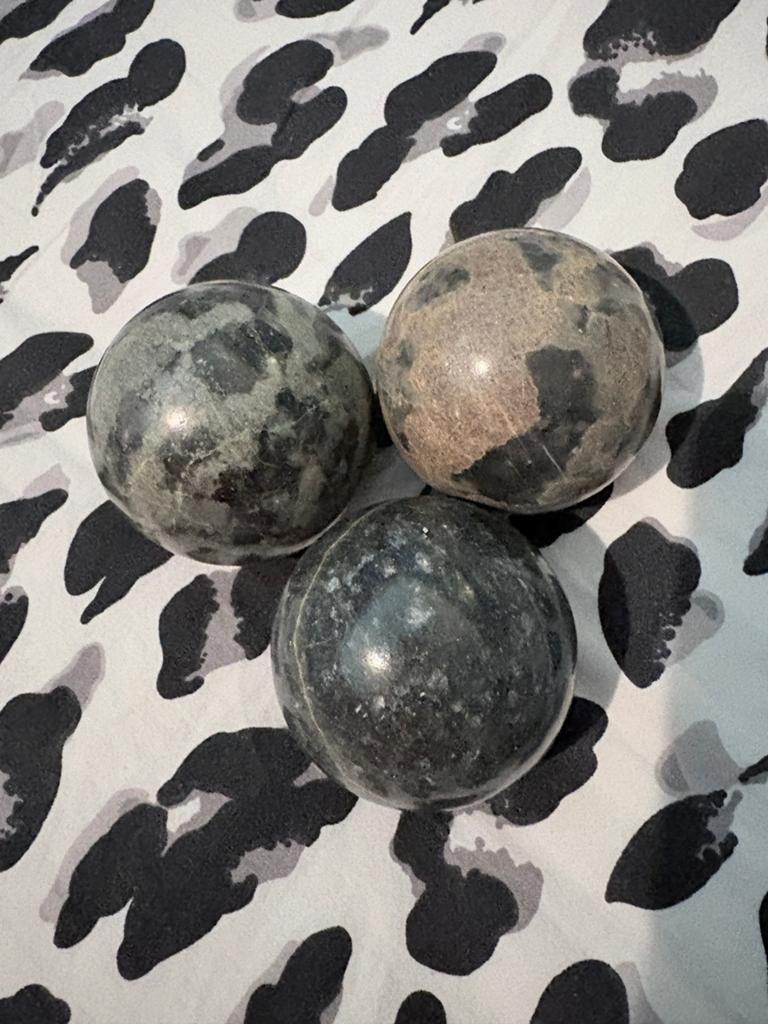 Drie marmeren ballen in natuurtinten., Ophalen of Verzenden, Zo goed als nieuw, Modern, Grijs