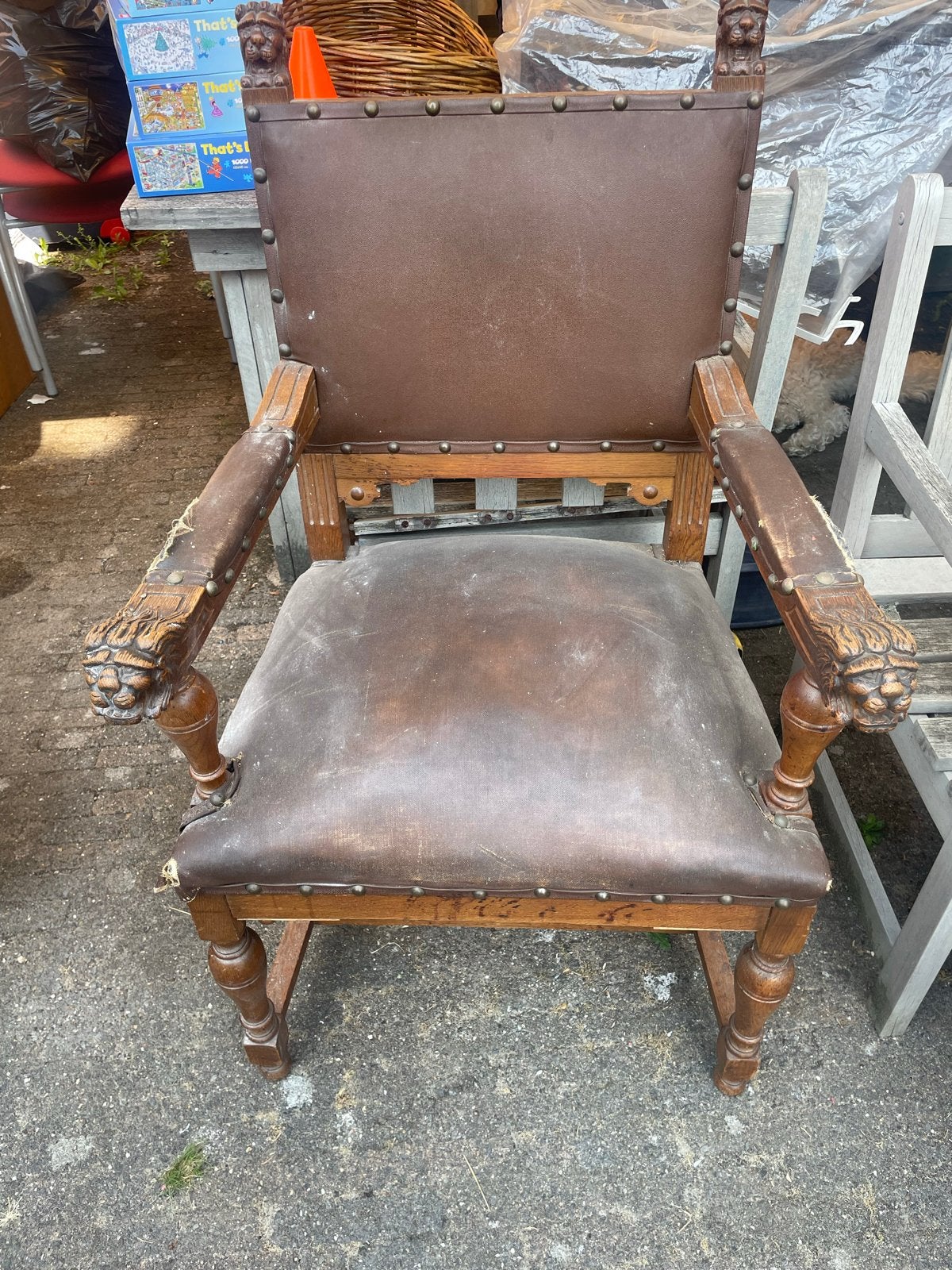 Antieke Troonstoel met Leeuwenkoppen en Koperen Nagels, Antiek en Kunst, Antiek | Meubels | Stoelen en Banken, Ophalen
