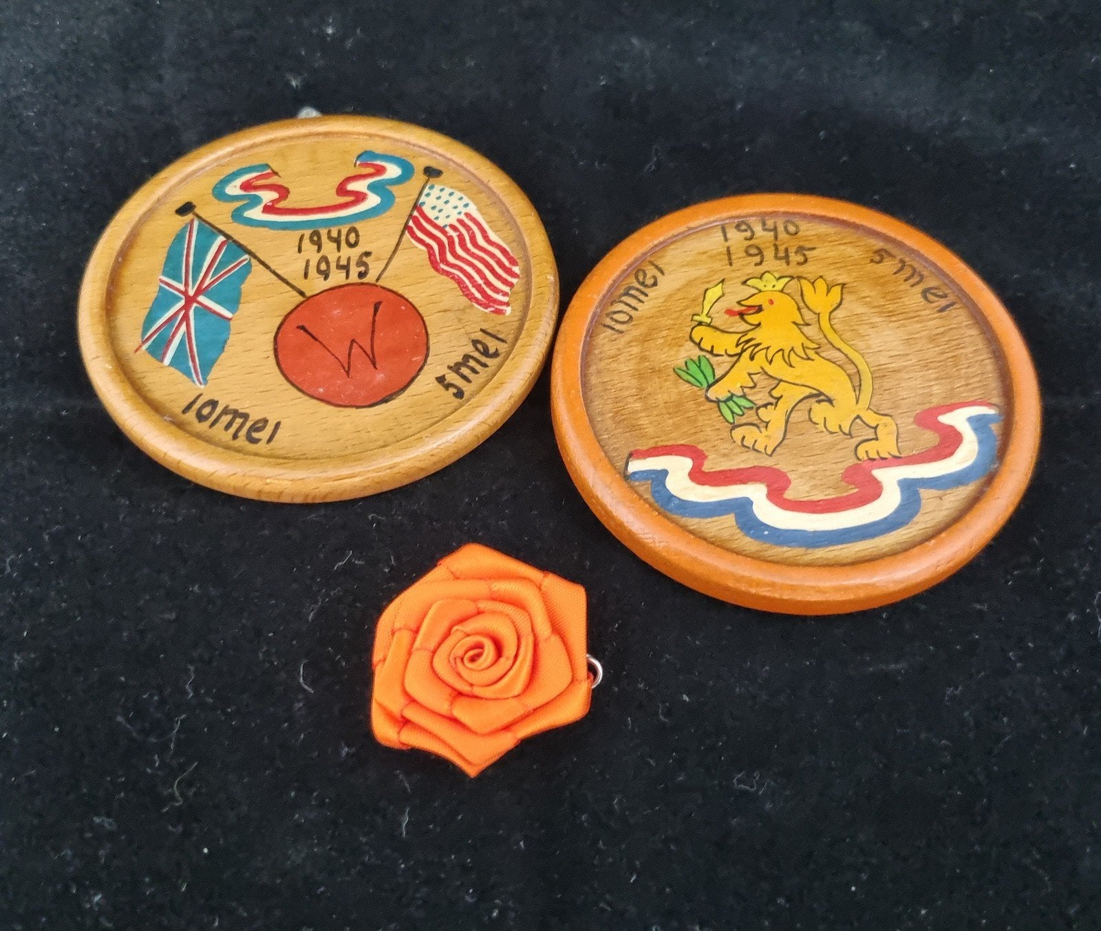 Houten herdenkingsbordjes bevrijding 1945, Verzamelen, Verzenden, Overige soorten, Nederland, Overige typen