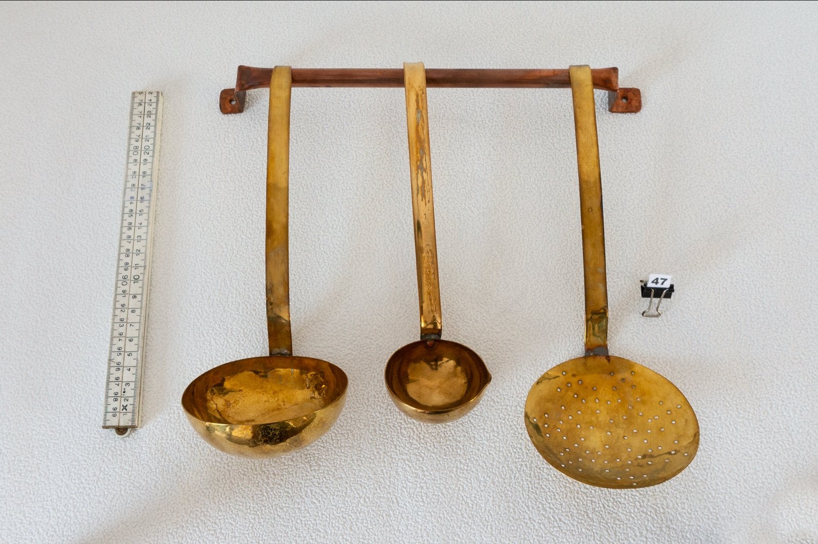 Set van 3 koperen pollepels aan houten rek, Ophalen, Koper