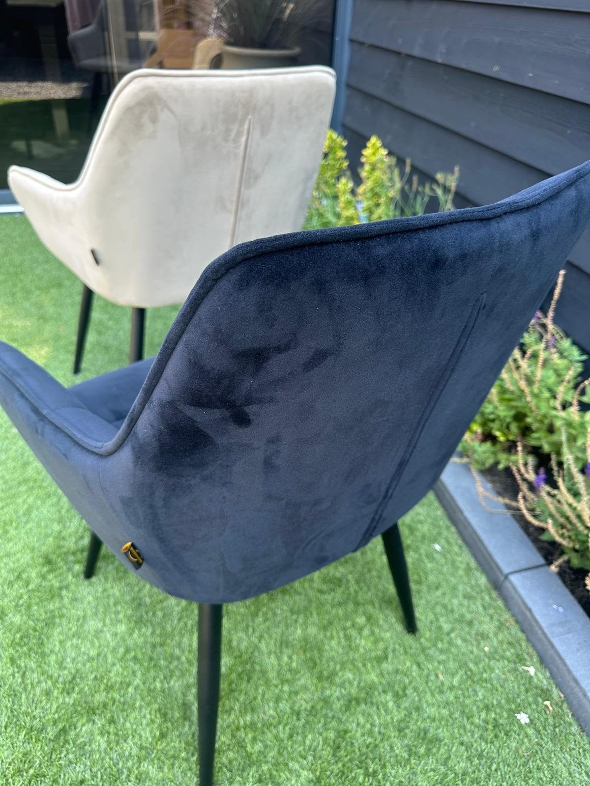 Te koop 6 stoelen 4 beige en 2 zwarte nieuwstaat per stuk 25, Huis en Inrichting, Stoelen, Ophalen, Zo goed als nieuw