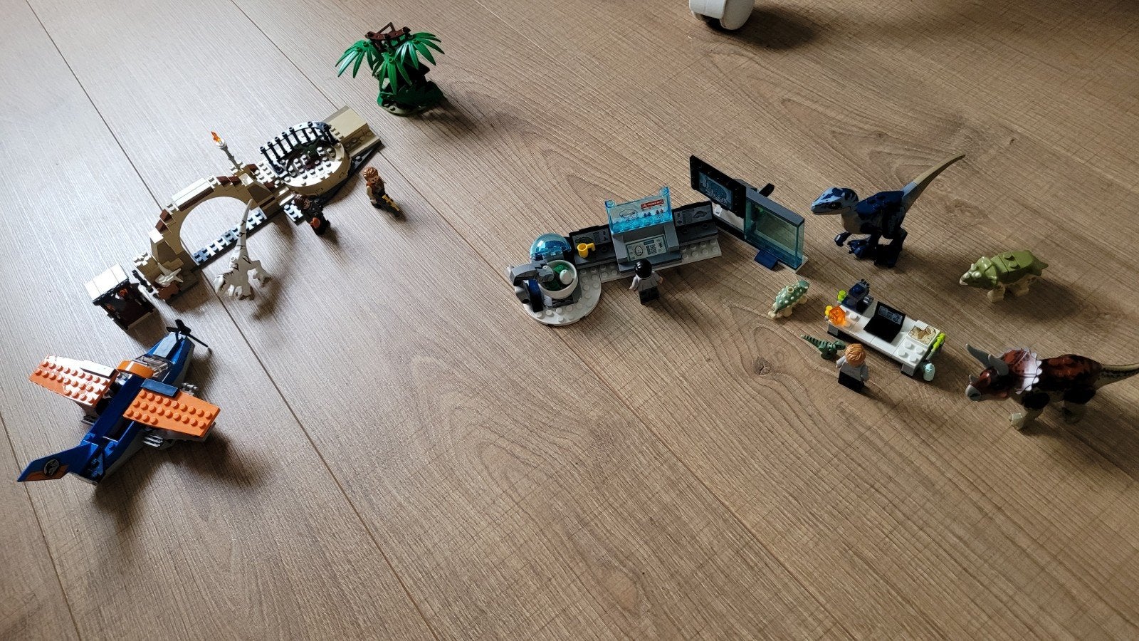 LEGO Jurassic World sets: Laboratorium en Vliegtuig, Jurassic World, Lego, Ophalen of Verzenden, Zo goed als nieuw
