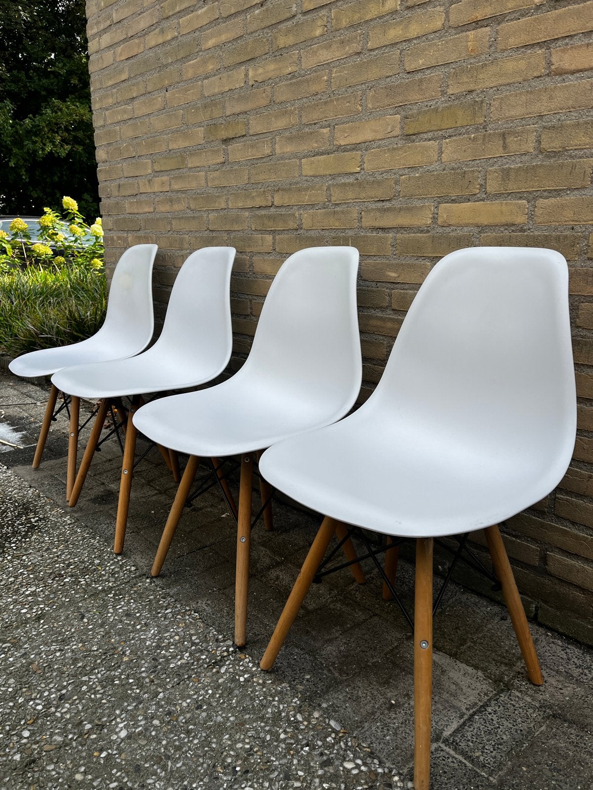 Foto 3 van Set van 4 witte kuip-/eetkamerstoelen met houten poten