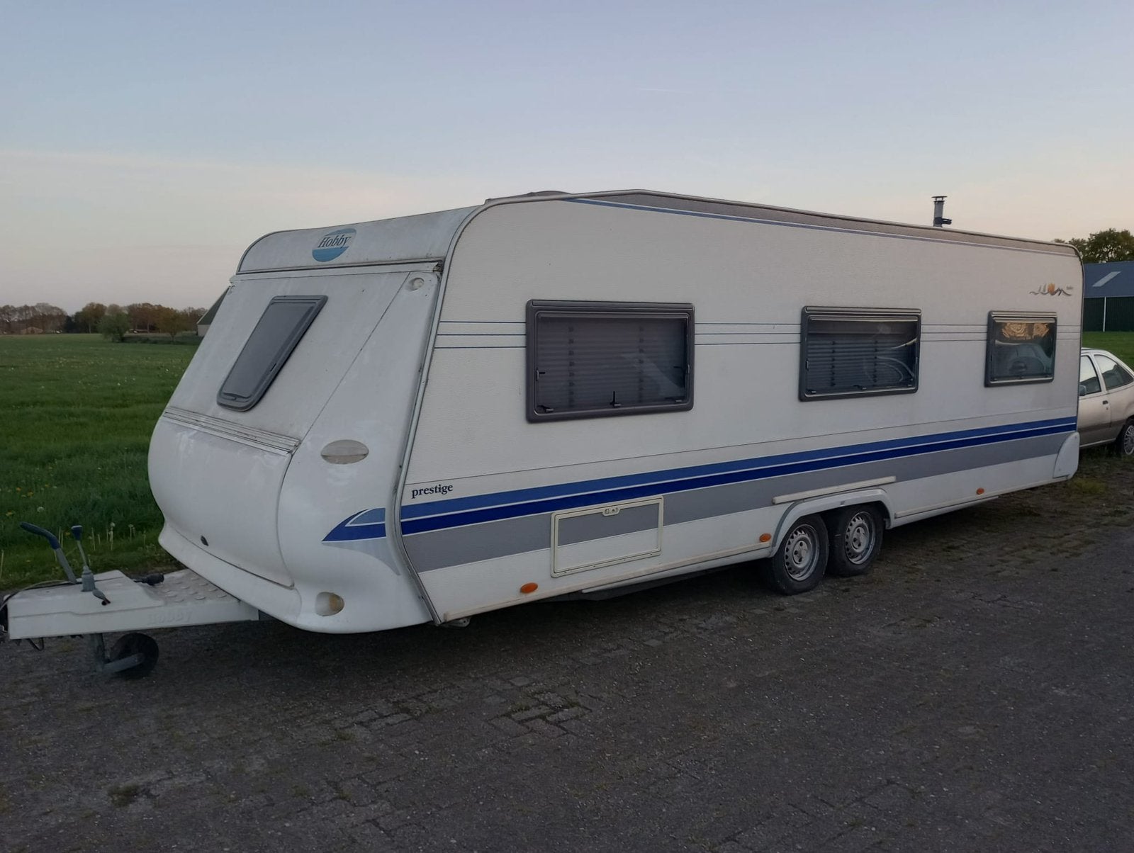 Hobby 650 caravan. Tandemsasser, 2 aparte bedden, Rondzit, Hobby, Koelkast