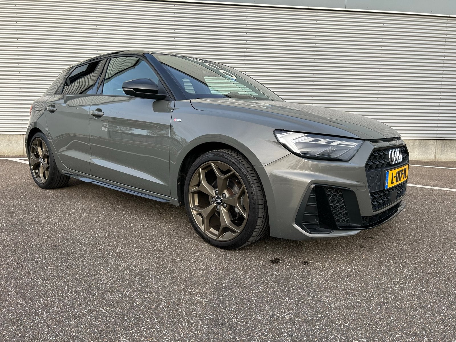 Audi A1 30 Tfsi 110pk 2021 Grijs S-line uitgevoerd Handbak, Auto's, Audi, Voorwielaandrijving, A1, Leder en Stof, 49 €/maand