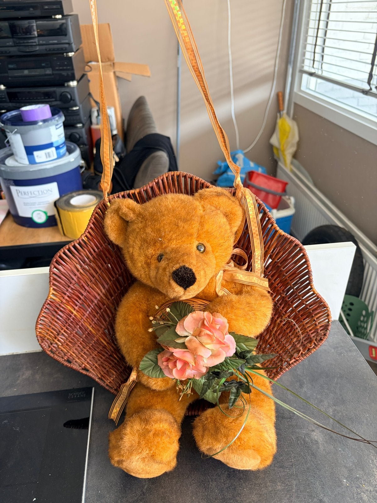 Grote teddybeer in rieten draagmand met bloemen, Ophalen, Gebruikt, Overige merken, Overige karakters