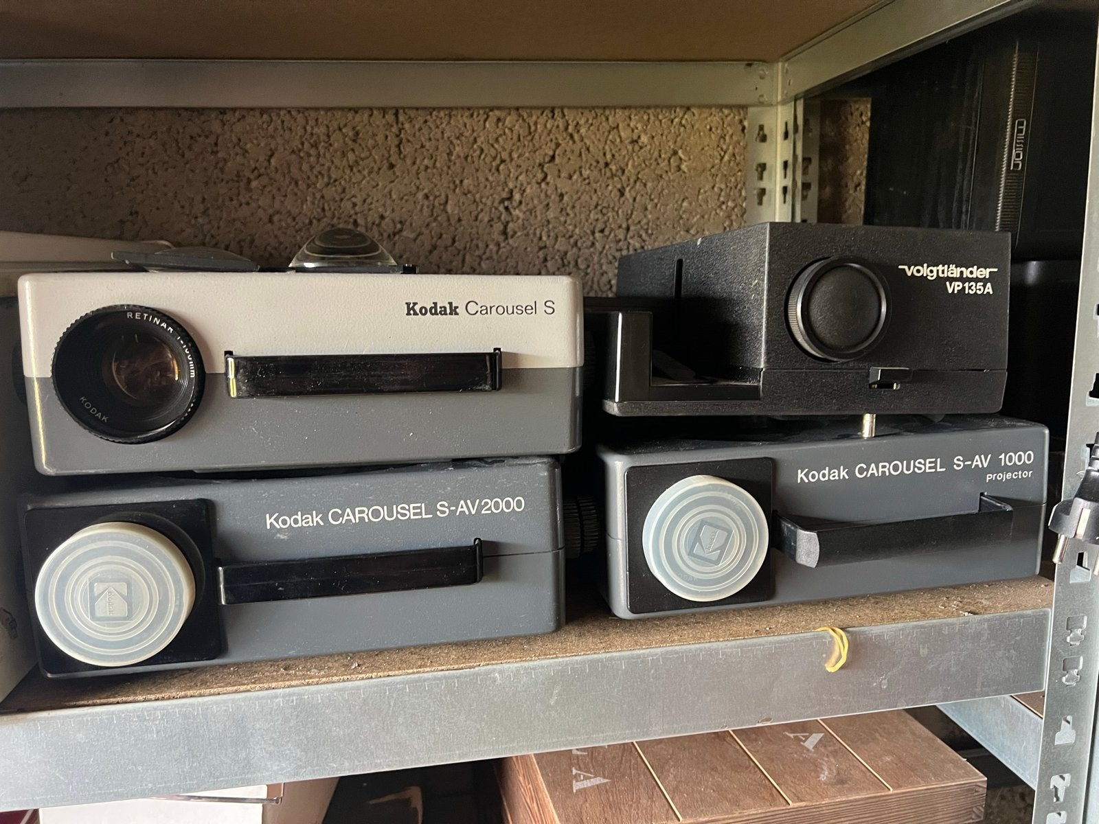 Vintage Kodak Carousel en Voigtländer Diaprojectoren, Ophalen of Verzenden, Gebruikt, Met scherm