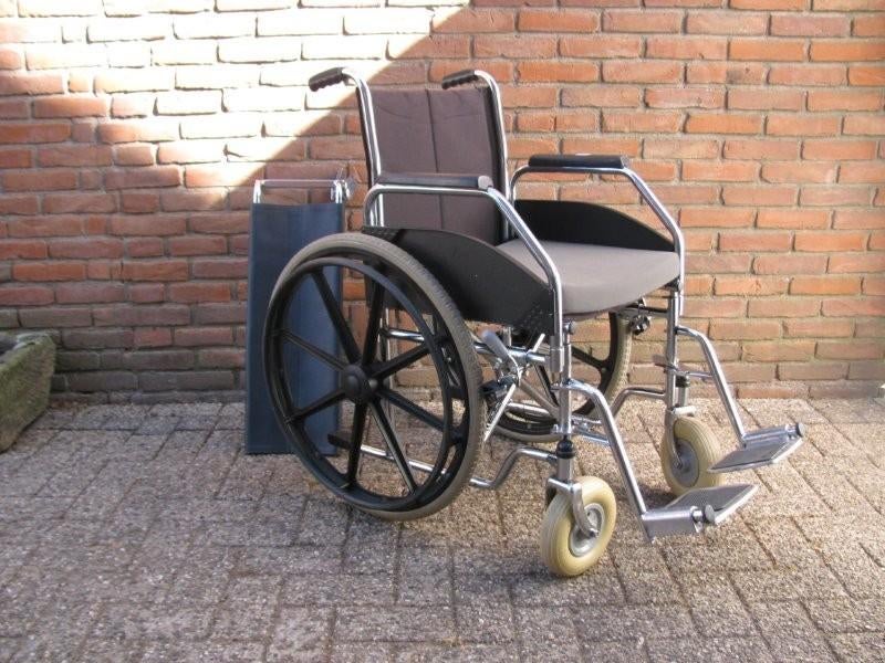 Rolstoel met extra linkerbeen lade 48cm en massieve banden, Diversen, Rolstoelen, Ophalen of Verzenden, Inklapbaar, Zo goed als nieuw
