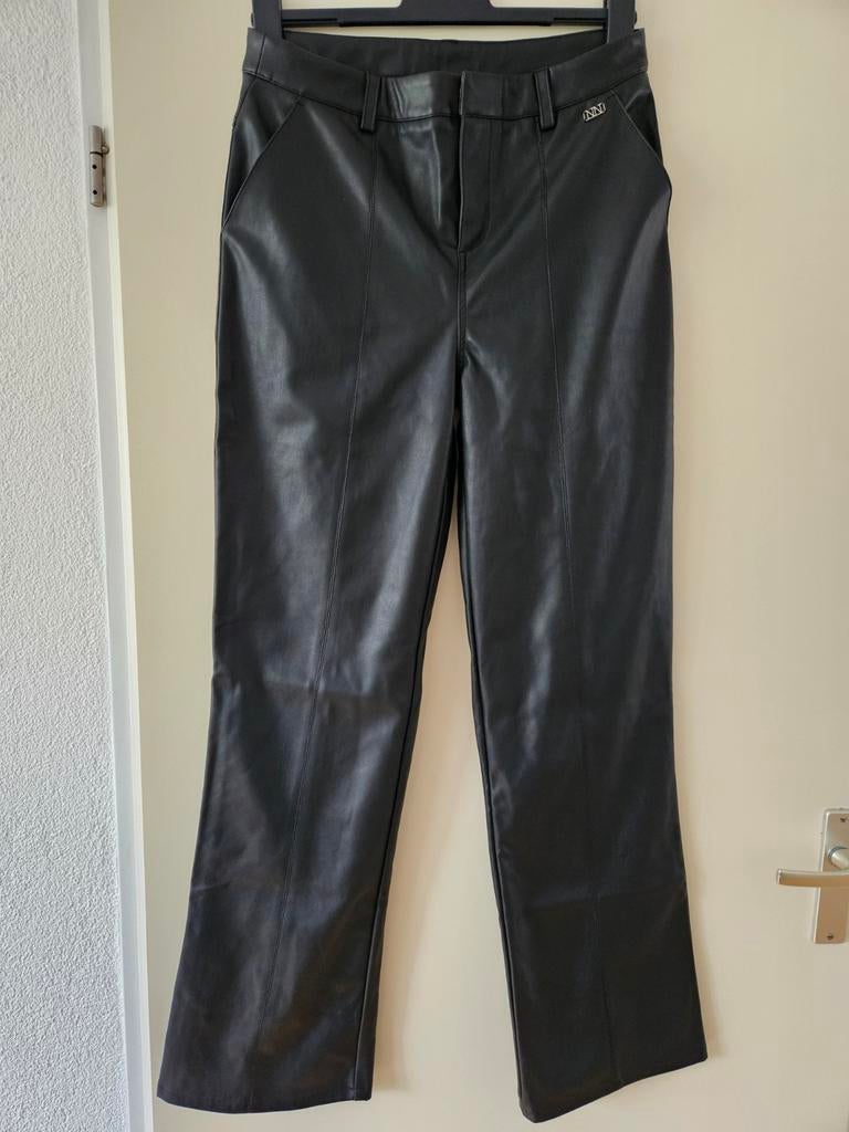 Nieuw met kaartje 82€ zwarte leatherlook broek Nik&Nik mt 16, Ophalen of Verzenden, Nieuw, Meisje, Broek