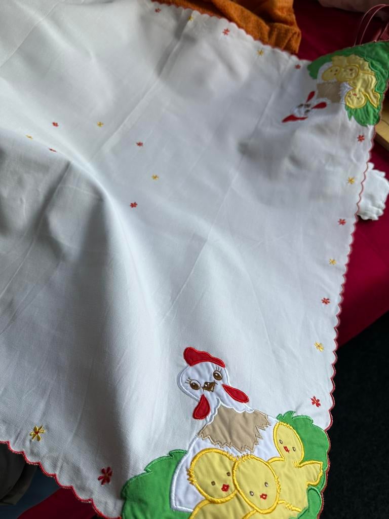 Twee vintage paaskleden en twee eierwarmers, Diversen, Pasen, Zo goed als nieuw, Ophalen of Verzenden
