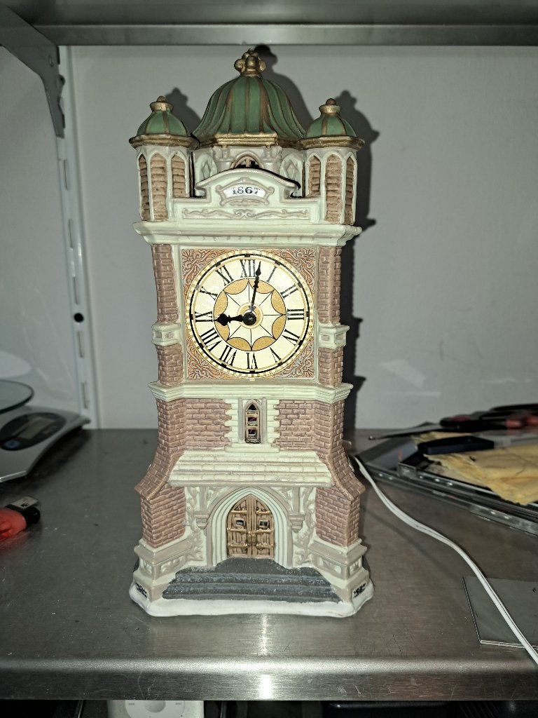 Lemax Hertage Park Clock Tower (Z244-53), Diversen, Kerst, Ophalen of Verzenden, Zo goed als nieuw