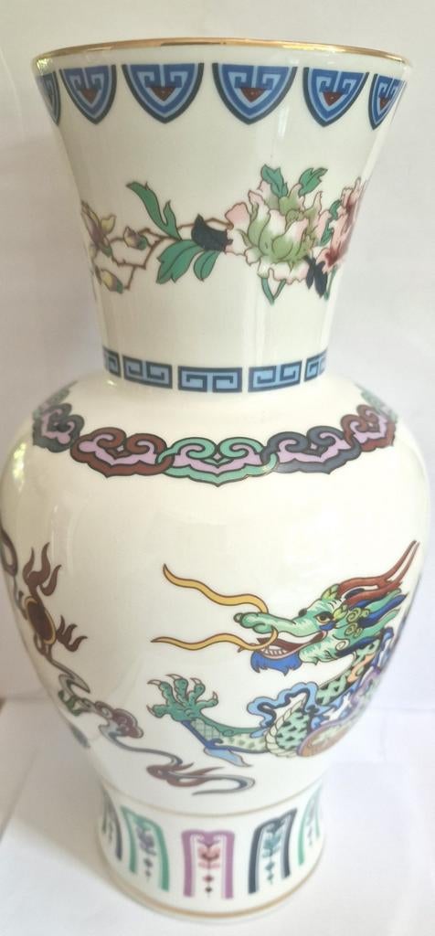 Porseleinen vaas “The Dance of the Celestial Dragon”, China, Ophalen of Verzenden