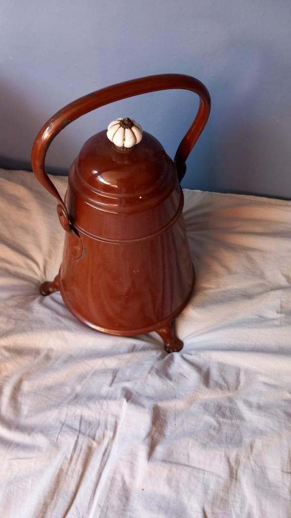 Antieke ketel met porseleinen knop, Ophalen