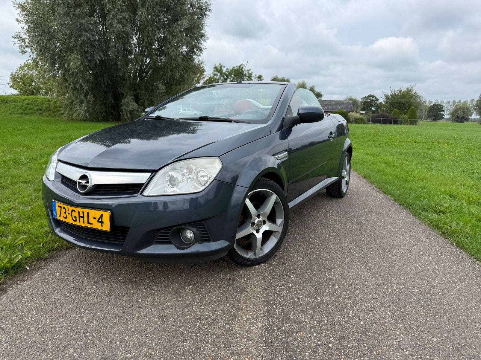 Opel Tigra 1.4 16V Twintop 2009 Grijs nw apk carbio!!, Auto's, Voorwielaandrijving, 4 cilinders, Cabriolet, 49 €/maand
