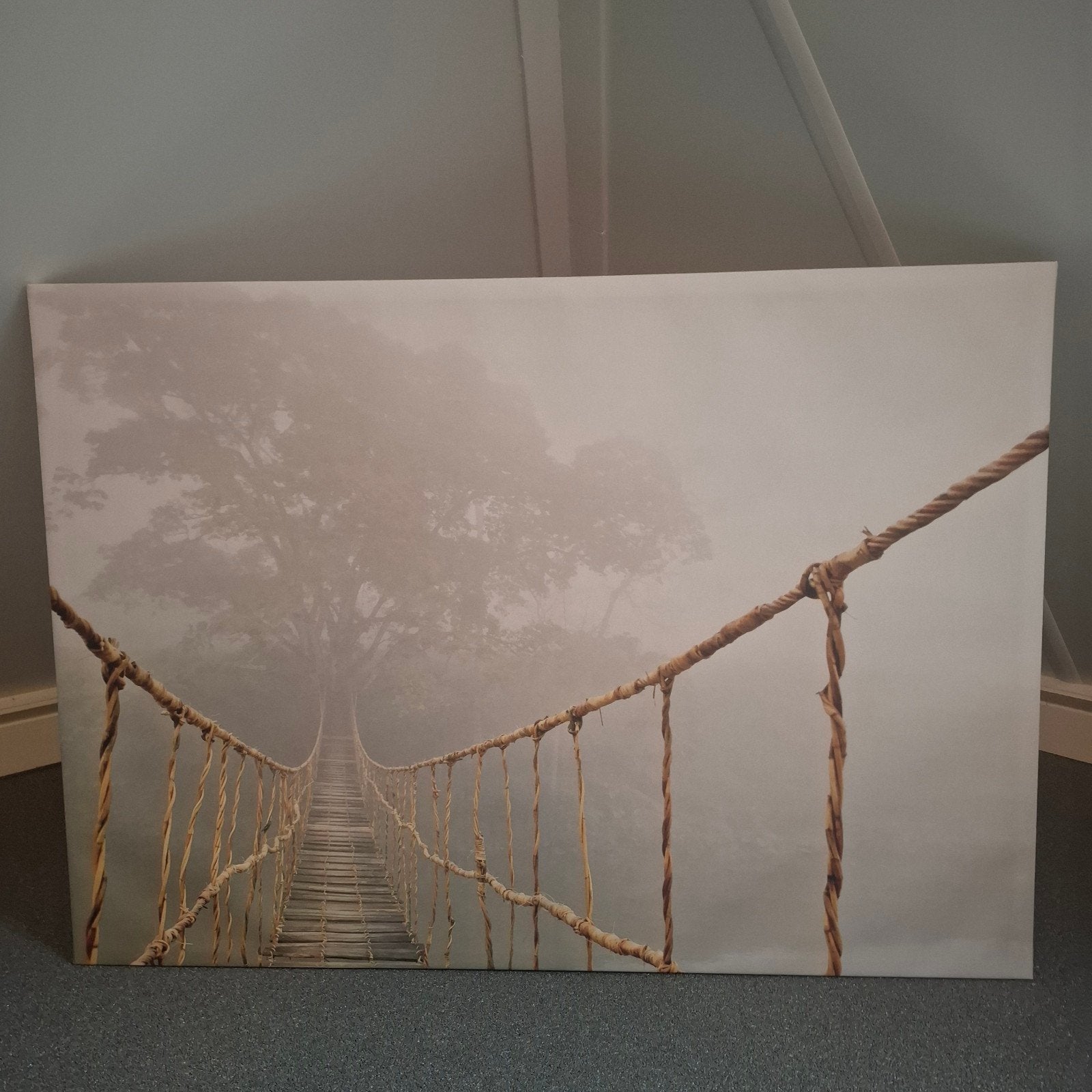 Canvas schilderij van touwbrug in mistig bos, Ophalen, Zo goed als nieuw, Print