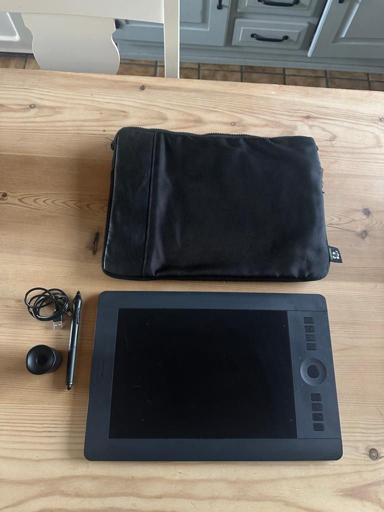 Wacom Intuos Pro Medium (PTH-651) tekentablet met hoes, Computers en Software, Tekentablets, Zo goed als nieuw, Bedraad, Multi-touch
