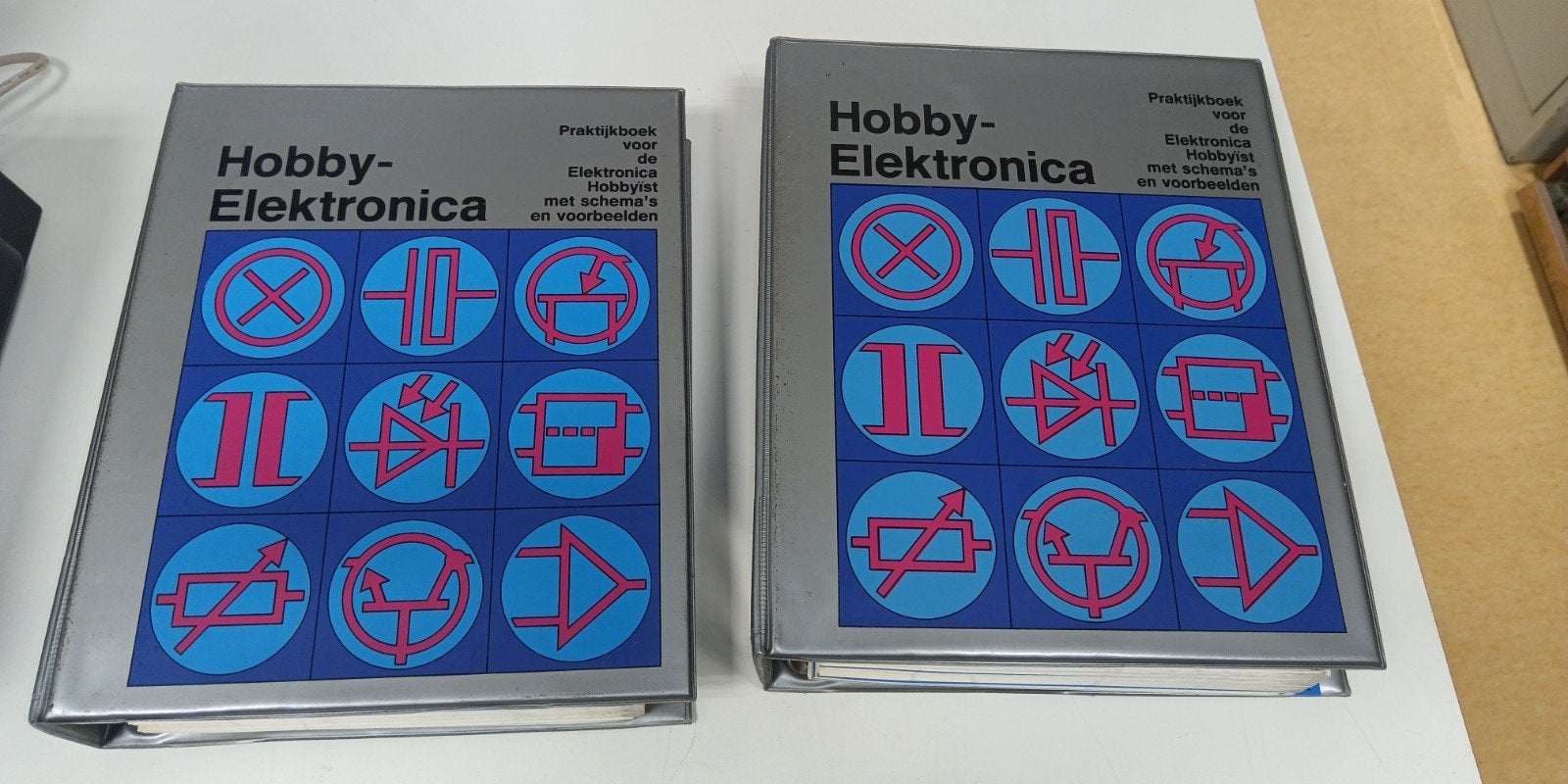 Hobby-Elektronica Praktijkboeken 1984/1985 (2 delen), Boeken, Ophalen of Verzenden, Gelezen, Elektrotechniek, J.V. Dupain en J. Verstraten
