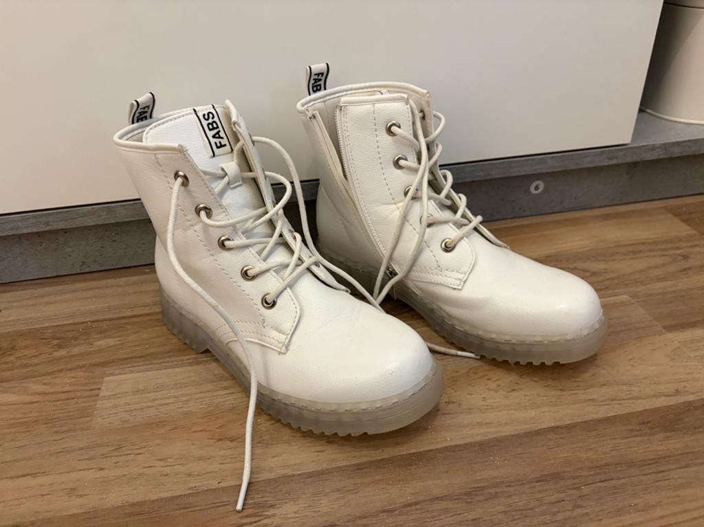 Fabs laarsjes, Kleding | Dames, Schoenen, Wit, Lage of Enkellaarzen, Ophalen of Verzenden, Zo goed als nieuw
