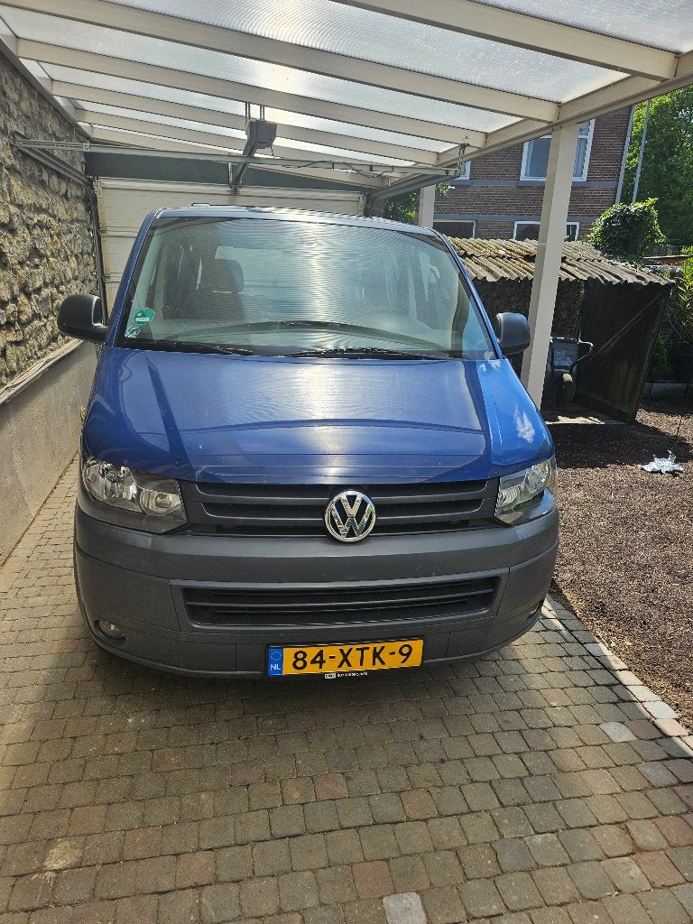 Te koop Volkswagen T5 9 persoons bus op campertarief, Auto's, Voorwielaandrijving, 15 km/l, 241 €/maand, Blauw