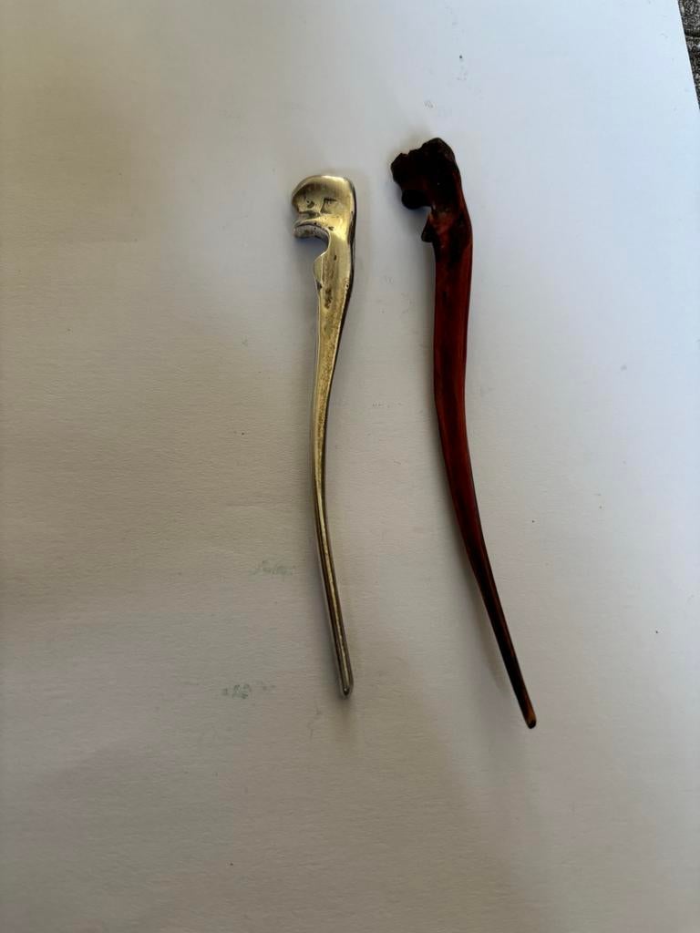 Antieke tabaksdoos met pijpenwroeters en hazenbotjes, Overige materialen, Minder dan 4 cm, Ophalen of Verzenden, Zo goed als nieuw