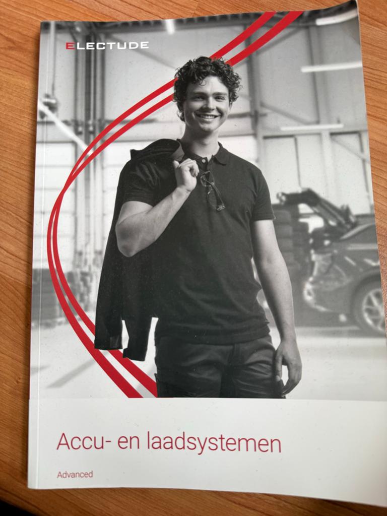 Automonteur Schoolboeken Electude - Accu, Motormechanische, Ophalen, Zo goed als nieuw, MBO
