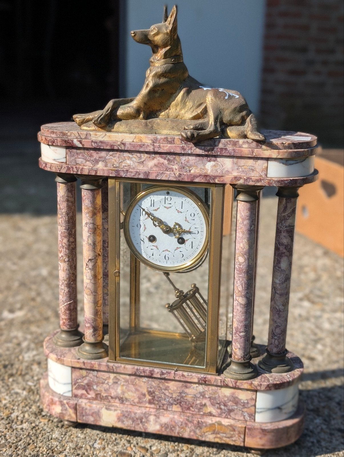 Grote glas pendule met bronzen hond €400., Ophalen