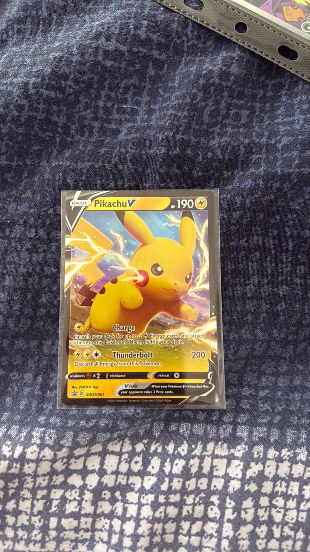 Pikachu V SWSH061 Black Star Promos, Ophalen of Verzenden, Zo goed als nieuw