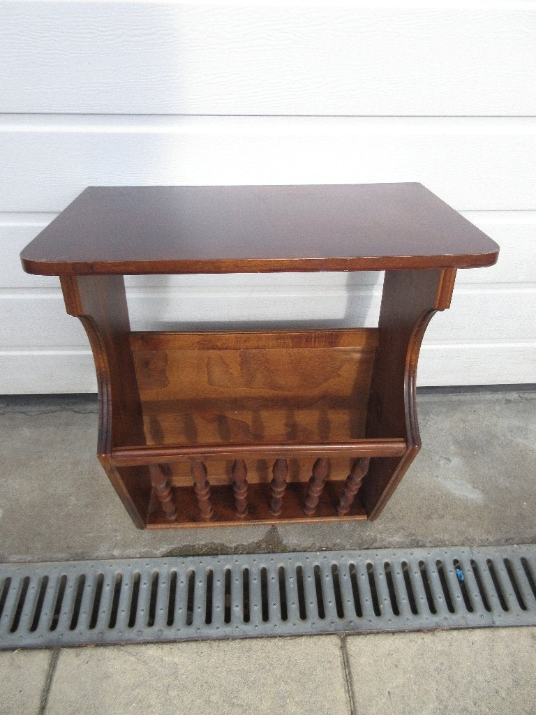 Houten krantenbak met tafeltje voor aan de muur, Krantenbak, Ophalen of Verzenden, Gebruikt, Hout