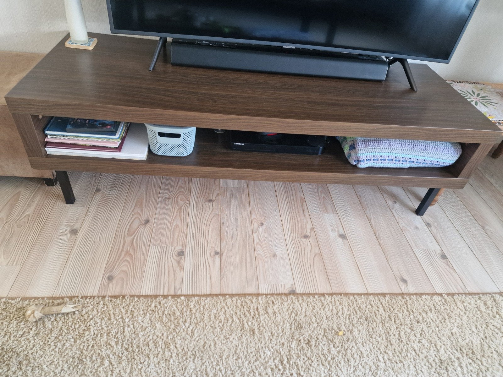 tv meubel, Ophalen, Zwarte metalen pootjes, 100 tot 150 cm, Zo goed als nieuw