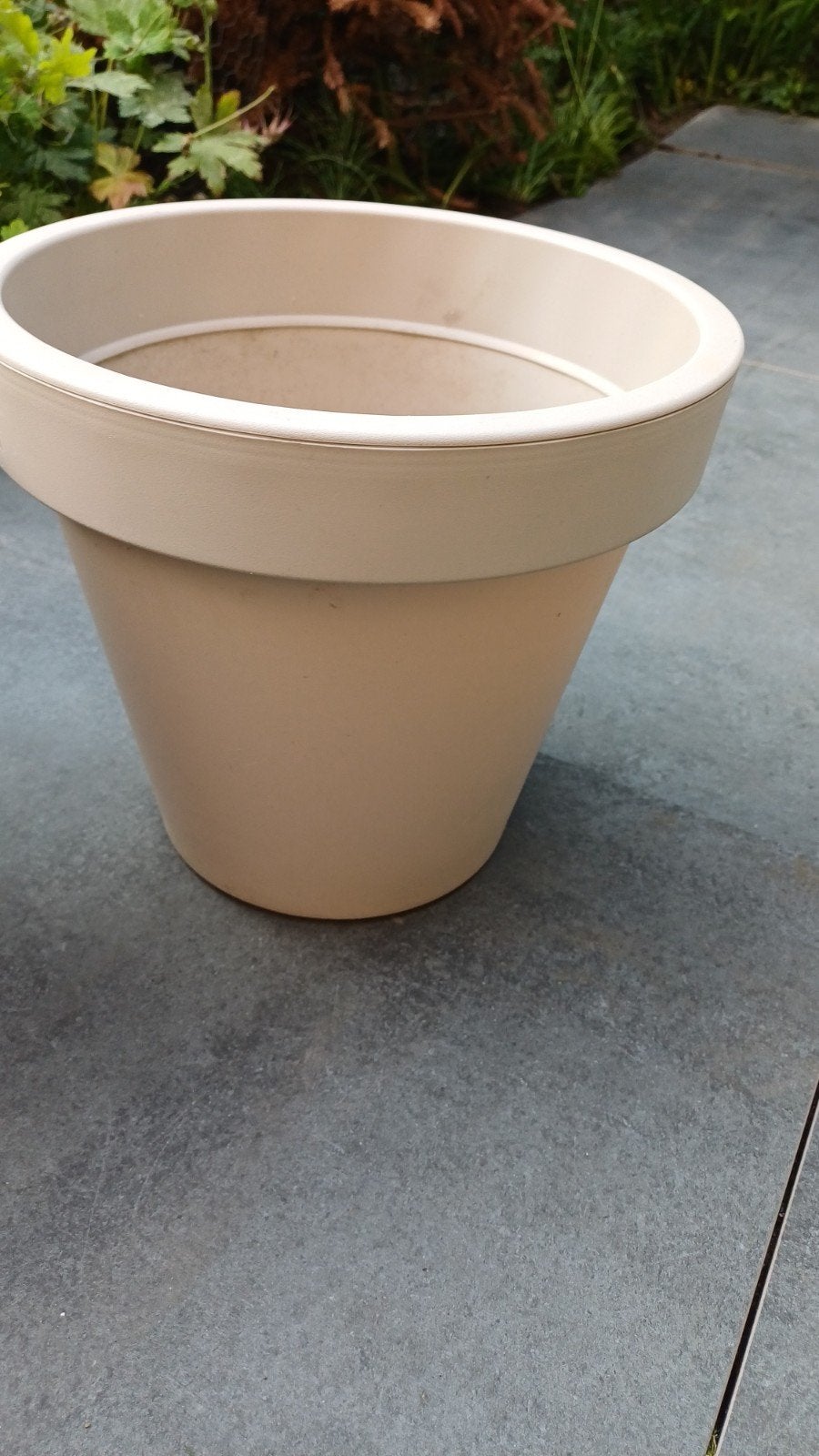 2 bloempotten - beige en groen, Tuin en Terras, 25 tot 40 cm, Kunststof, Gebruikt, Rond