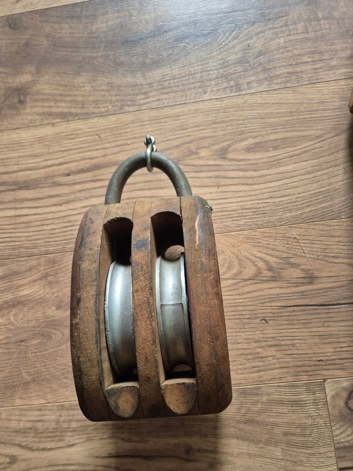 Antieke houten katrol met dubbele schijf, Ophalen