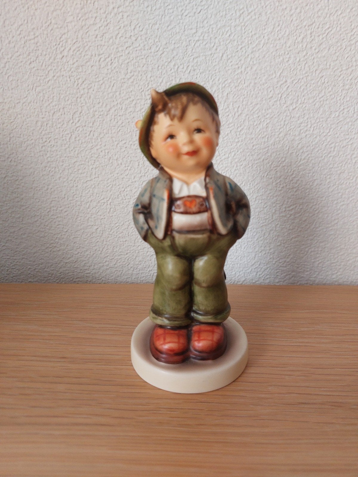 Hummel beeldje jongen met hoed - Goebel 1989/90, Verzamelen, Beelden en Beeldjes, Ophalen, Zo goed als nieuw, Hummel