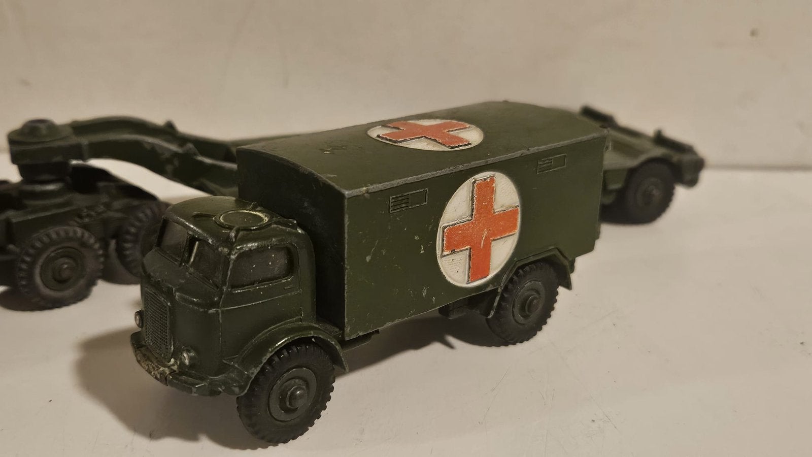 Dinky toys leger 2x, Ophalen of Verzenden, Zo goed als nieuw, Auto, Dinky Toys