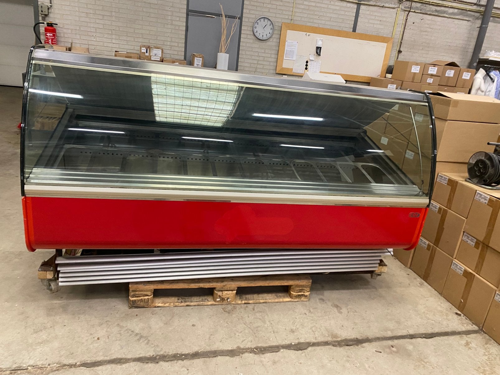 24 baks ijsvitrine op krachtstroom, Zakelijke goederen, Horeca | Keukenapparatuur, Ophalen, Koelen en Vriezen