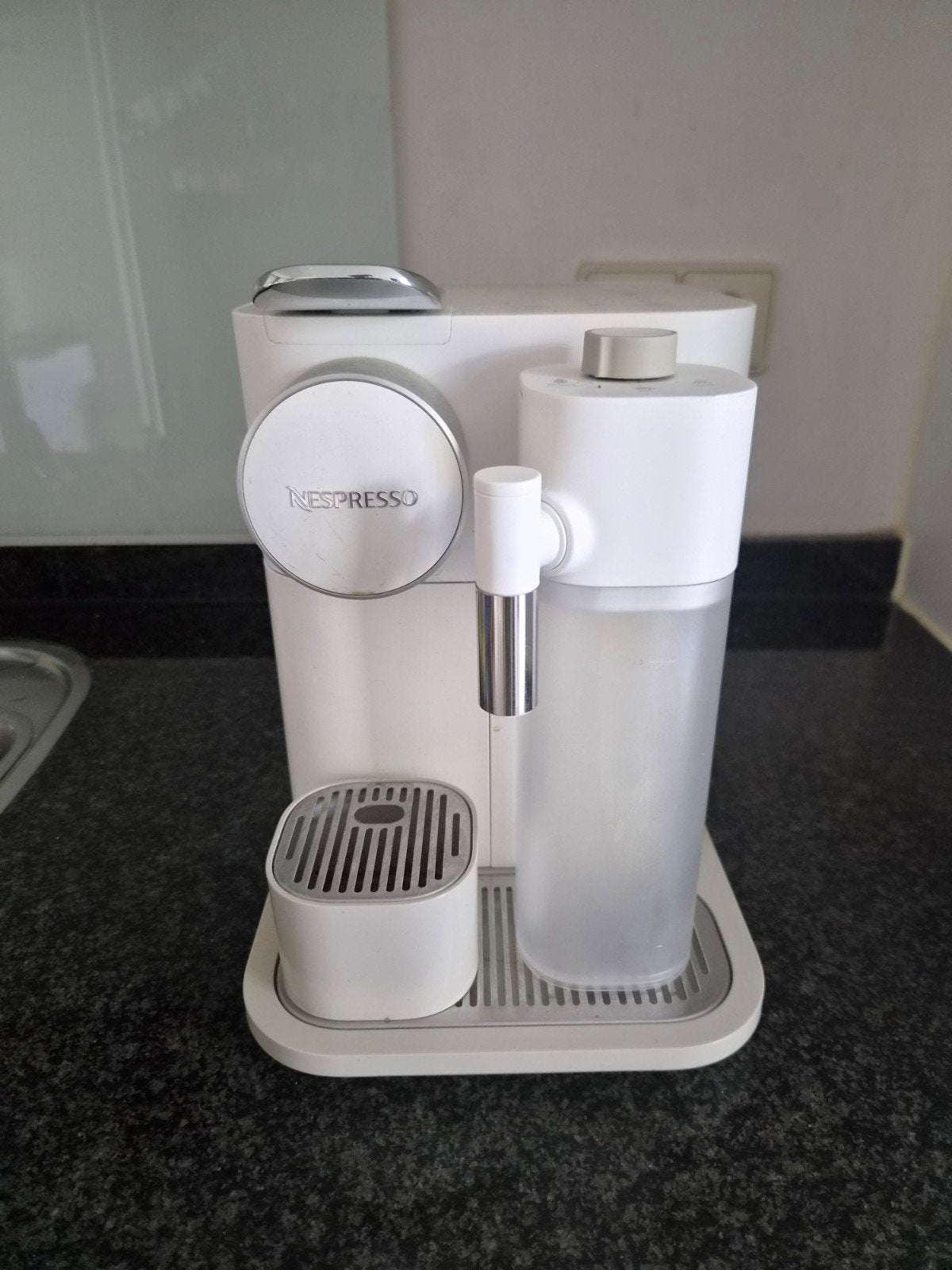 Nespresso De'Longhi Lattissima One - Wit, Witgoed en Apparatuur, Ophalen, Koffiepads en cups, Gebruikt, Koffiemachine