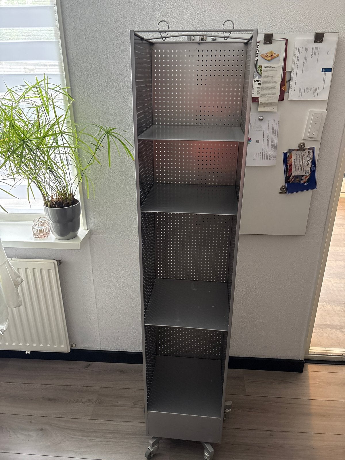 Metalen displayrek op wielen met haken, Ophalen