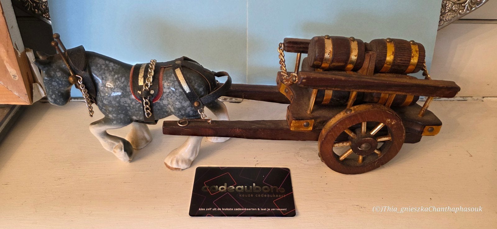 Decoratief paard met kar en vaten, Ophalen