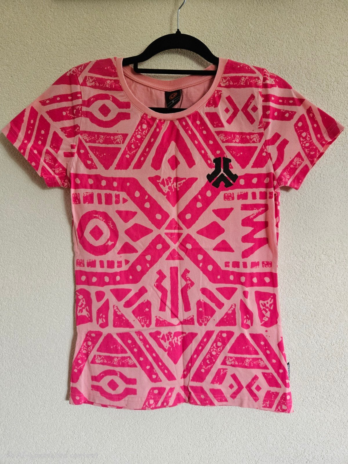 Defqon.1 Festival T-Shirt Pink Tribal Pattern Q-Dance Size S, Nieuw, Ophalen of Verzenden, Korte mouw, Roze