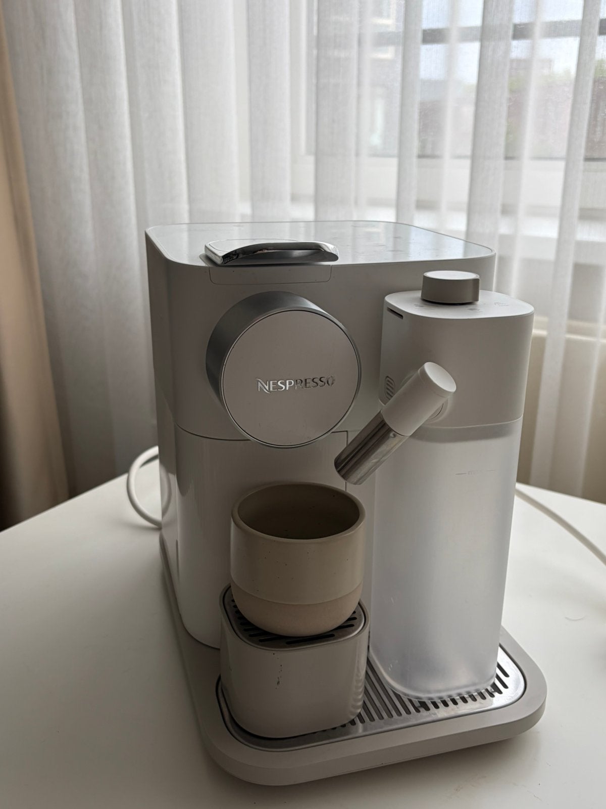 Koffiemachine DE LONGHI Nespresso Gran Lattissima - Wit, Witgoed en Apparatuur, Koffiezetapparaten, Ophalen, Zo goed als nieuw
