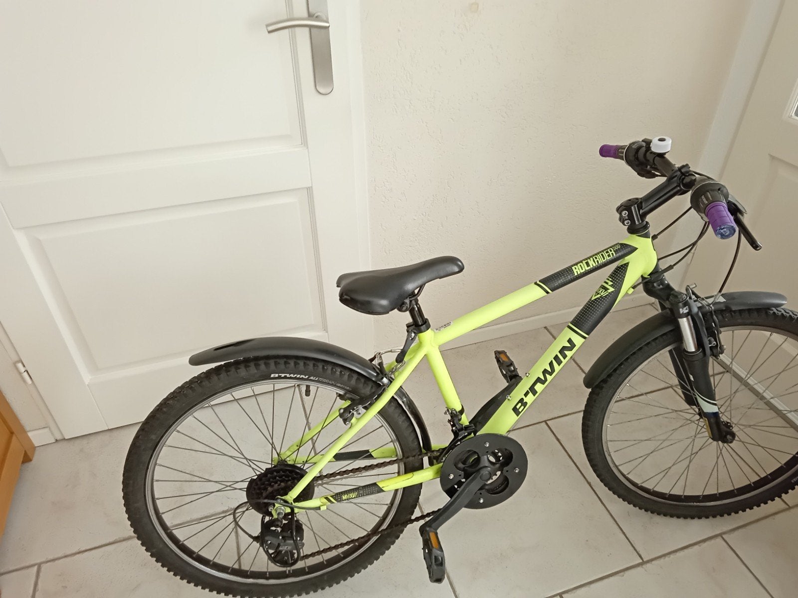 B-Twin 24 inch 18 versnel neon geel zeer nette fiets, Ophalen, 24 inch, Velgrem, Versnellingen