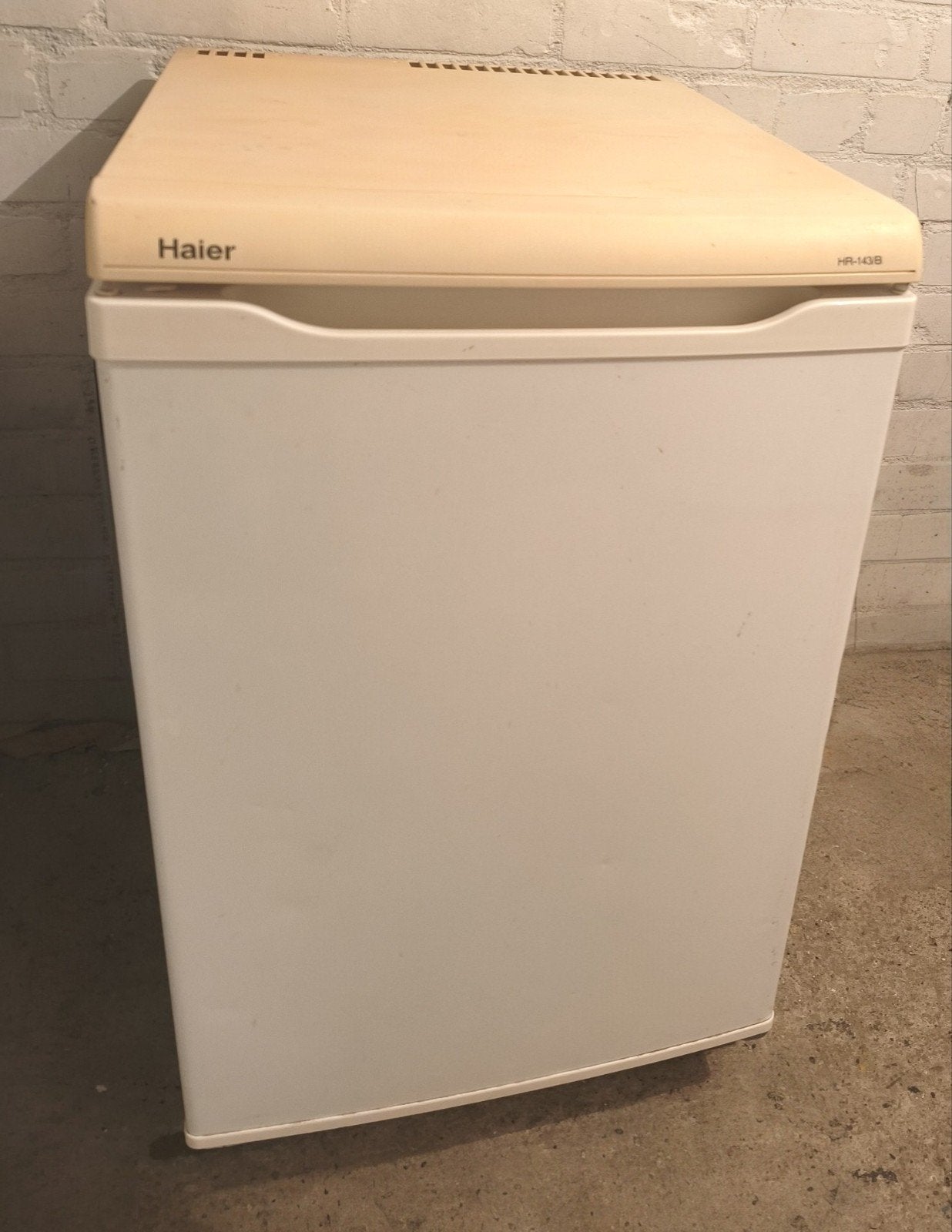 Compacte smalle tafelmodel koelkast werkt prima., 100 tot 150 liter, Energieklasse A of zuiniger, 45 tot 60 cm, Ophalen