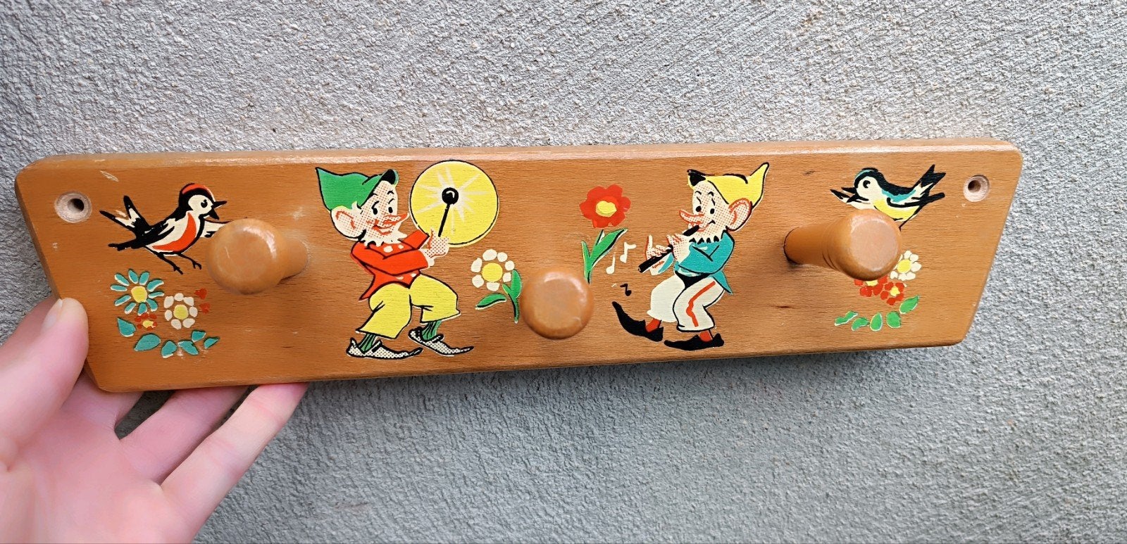 Vintage houten kinderkapstokje met kabouters (jaren'60  '70), Wandkapstok, Gebruikt, Ophalen of Verzenden, Minder dan 100 cm