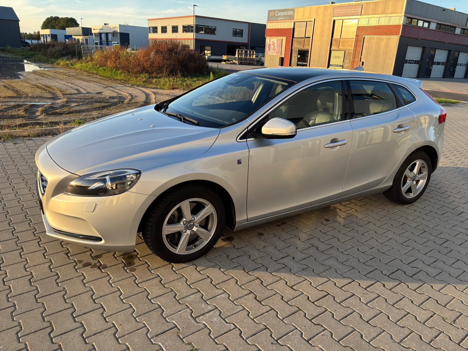 Volvo V40 D4 2.0 140KW/190PK Aut-8 2015 Grijs, Auto's, Dealer onderhouden, Verwarmde buitenspiegels, Diesel, Particulier