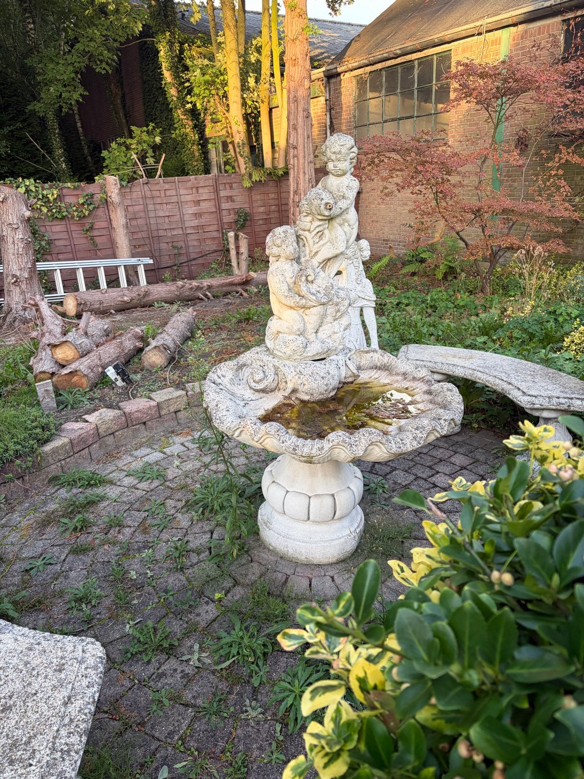 Antieke stenen fontein met cherubijnen voor tuin, Ophalen, Gebruikt, Graniet, Fontein