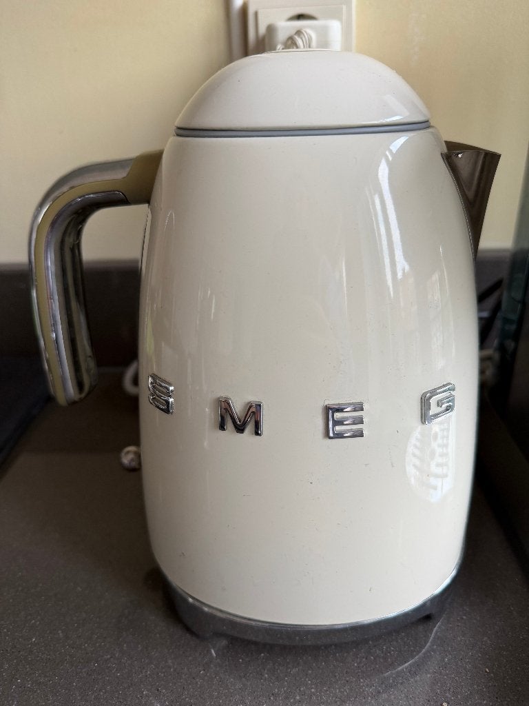 SMEG KLF03CREU - Waterkoker Boiler - Crème - 1,7L, 1 tot 2 liter, Ophalen, Zo goed als nieuw