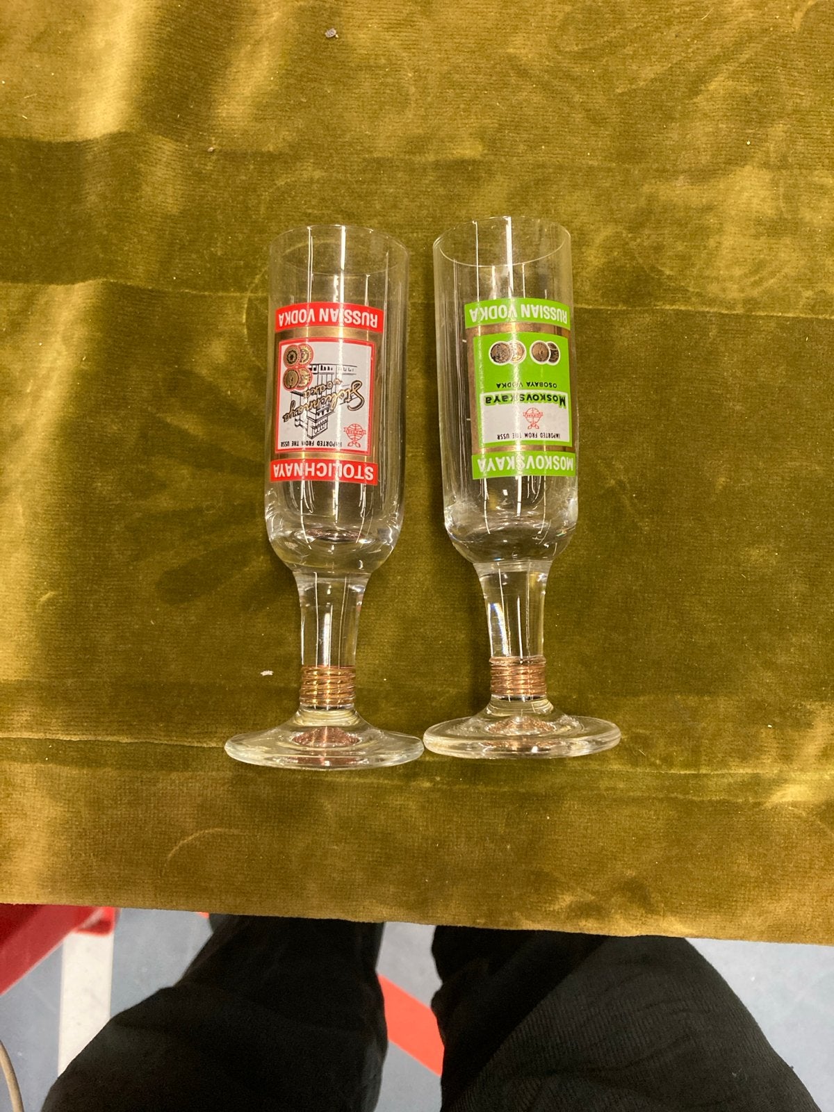 Set van 2 vintage wodka shotglaasjes (Stolichnaya & Moskovsk, Ophalen of Verzenden